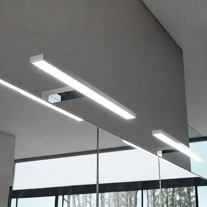 kalb Material für Möbel LED-Spiegelleuchte Feuchtraum/Badezimmer - 7 W, L x B x H: 40 x 10 x 3,6 cm, Chrom - Weiße lineare LED-Leuchten an einer modernen Decke, im Spiegel reflektiert, für zeitgemäße Raumbeleuchtung.