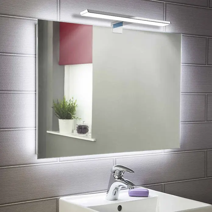 kalb LED Spiegelleuchte Aurinko 30cm 4000K Chrom -  - Rechteckiger Badezimmerspiegel mit integrierter LED-Lichtleiste oben und Hintergrundbeleuchtung, über einem weißen Waschbecken montiert.