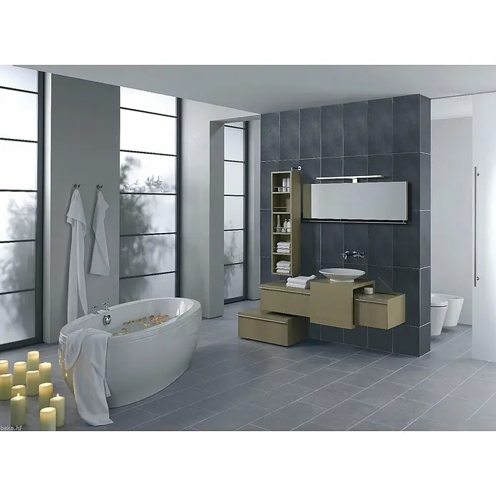 kalb Material für Möbel LED-Spiegelleuchte Innen - 9,6 W, L x B x H: 45 x 3,5 x 11 cm, Chrom - Modernes Badezimmer mit weißer freistehender Badewanne, schwebendem Waschtisch aus hellem Holz und dunkelgrauen Fliesen.