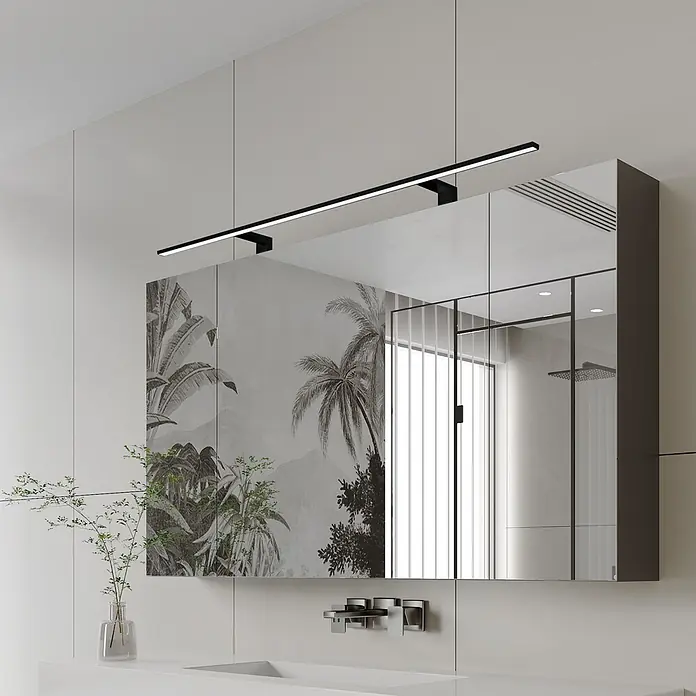 kalb LED Spiegelleuchte Spectraline 120cm 4000K Schwarz -  - Moderner Badspiegelschrank mit integrierter linearer LED-Leuchte, mit Spiegelflächen und tropischem Blattmuster.