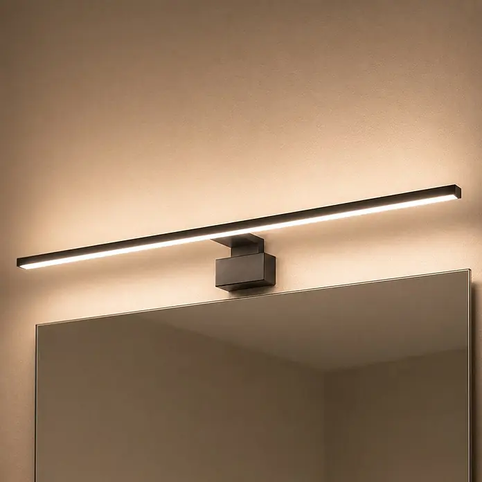 kalb LED Spiegelleuchte Running Light 100cm 4000K Schwarz Lichtlauf -  - Schwarze lineare LED-Spiegelleuchte, über einem Spiegel montiert, spendet warmes Licht.