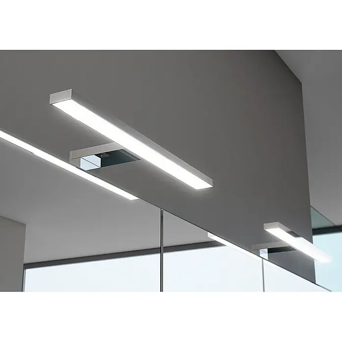 kalb LED Spiegelleuchte 30cm 4000K Chrom -  - Zwei silberne lineare LED-Leuchten beleuchten eine graue Wand über einem Spiegel mit hellem weißem Licht.