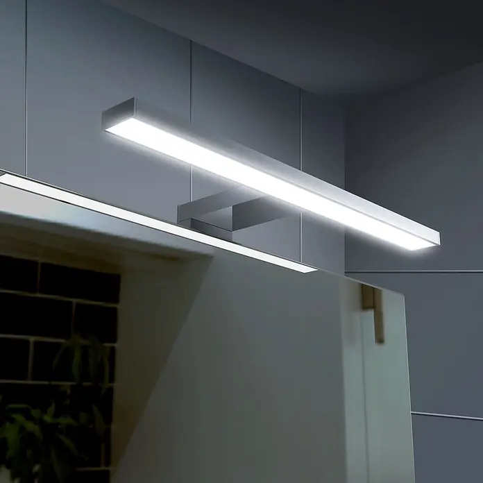 kalb LED Spiegelleuchte 30cm 4000K Chrom -  - Rechteckige silberne LED-Spiegelleuchte, die den Bereich über einem Spiegel hellweiß beleuchtet.