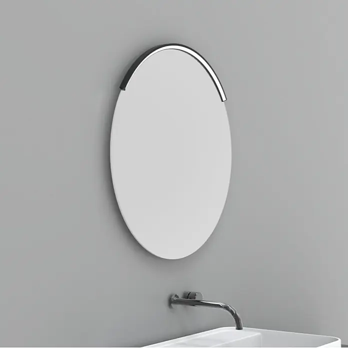 kalb LED Spiegelleuchte CURVIA Ø 60cm 4000K Schwarz -  - Ovaler Spiegel mit Chromakzent, wandmontierter Wasserhahn und weißes Keramikwaschbecken in einem modernen Bad.
