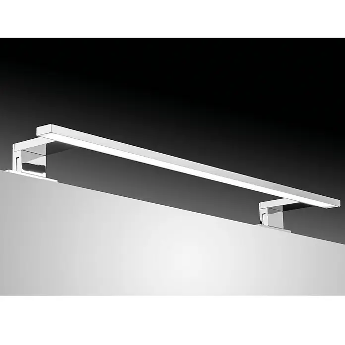 kalb LED Spiegelleuchte 60,3cm 4000K Chrom -  - Schlanke, rechteckige Chrom-LED-Spiegelleuchte, über einer weißen Oberfläche montiert.