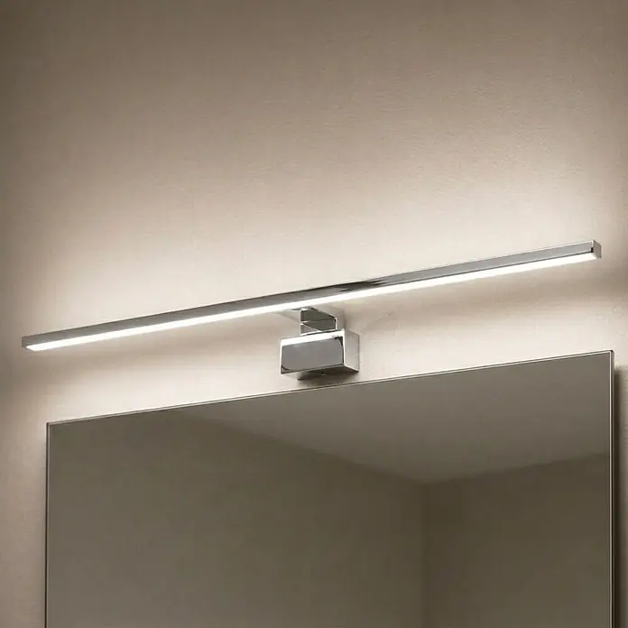 kalb LED Spiegelleuchte Running Light 100cm 4000K Chrom Lichtlauf -  - Moderne verchromte LED-Lichtleiste über einem Spiegel, die hellweißes Licht abstrahlt.