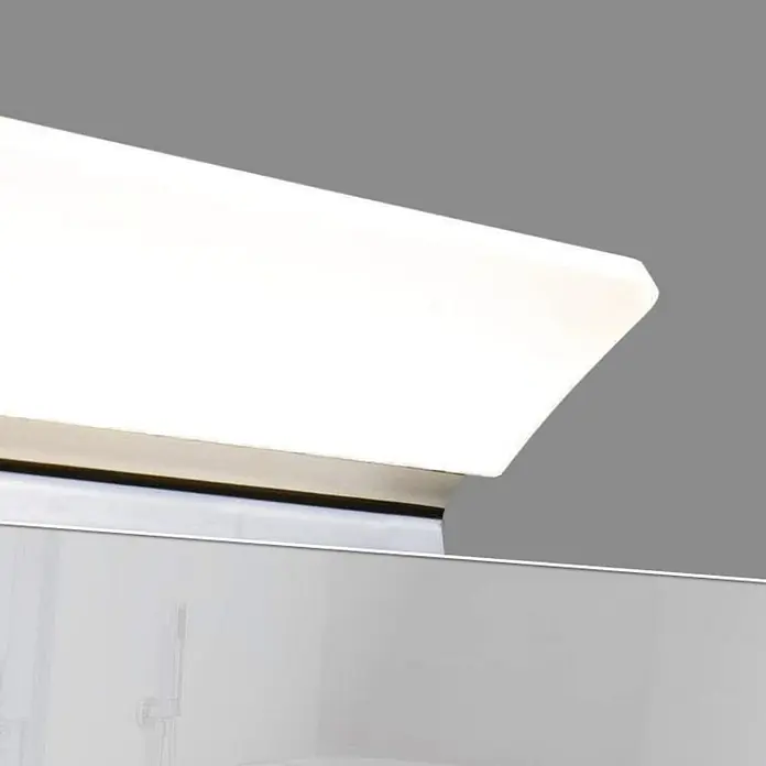 kalb LED Spiegelleuchte WhiteWave 60cm 3000K Chrom -  - Weißer, abgewinkelter Duschwand-Wasserabweiser auf einer Glasplatte.