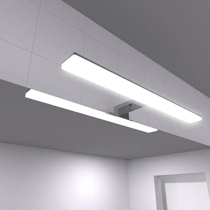 kalb LED Spiegelleuchte Selma 45cm 3000K Chrom 2in1 Montage -  - Zwei rechteckige weiße LED-Spiegelleuchten beleuchten eine geflieste Badezimmerwand.