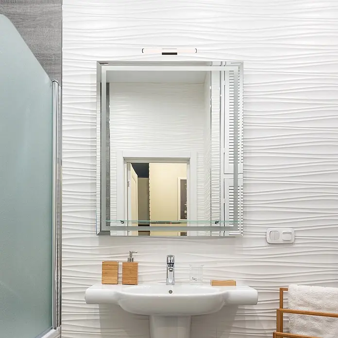 kalb LED Spiegelleuchte 40cm 4000K Schwarz Rund -  - Modernes Badezimmer mit weißem Standwaschbecken, rechteckigem Spiegel und Bambus-Accessoires an einer gewellten weißen Fliesenwand.