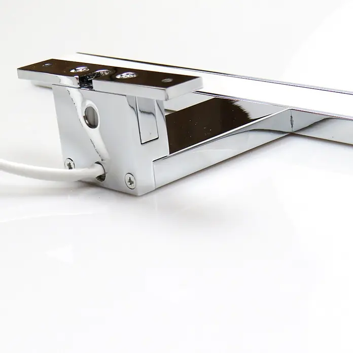 kalb LED Spiegelleuchte 45cm Chrom 3 Lichtfarben -  - Verchromte Halterung für eine lineare Leuchte, mit weißem Kabel an einem Ende und Schrauben zur Montage.