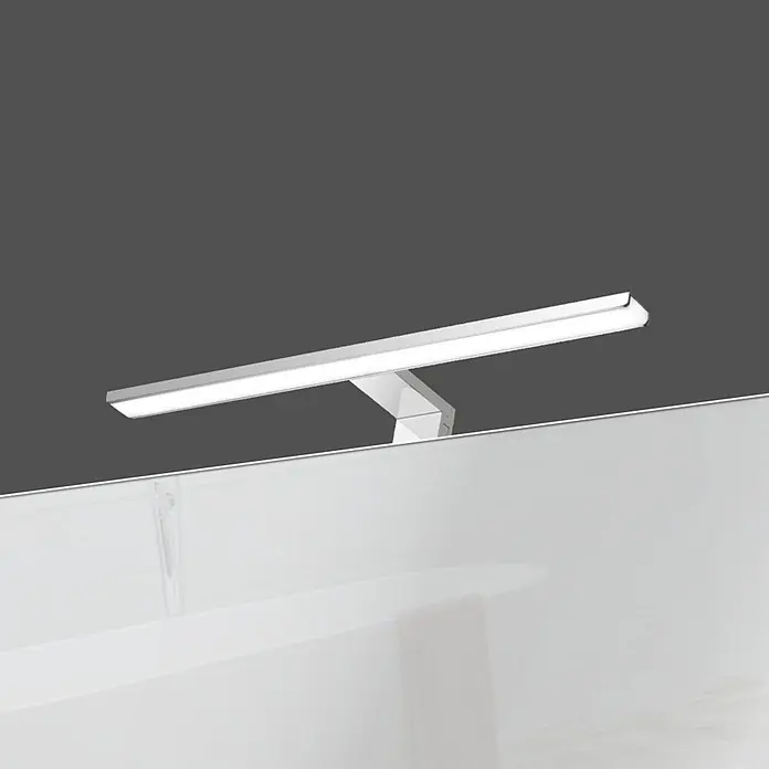 kalb LED Spiegelleuchte 45cm Chrom 3 Lichtfarben -  - Silberfarbene lineare LED-Spiegelleuchte, helles Licht ausstrahlend, über einer weißen Oberfläche montiert.
