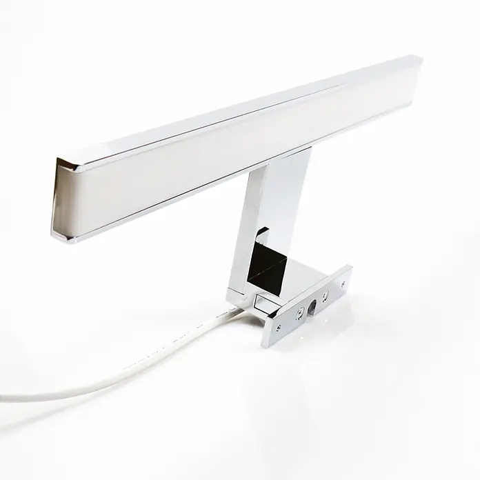 kalb LED Spiegelleuchte 45cm Chrom 3 Lichtfarben -  - Lineare LED-Wandleuchte in Chromoptik mit weißem Diffusor, Schwenkmechanismus und weißem Stromkabel.