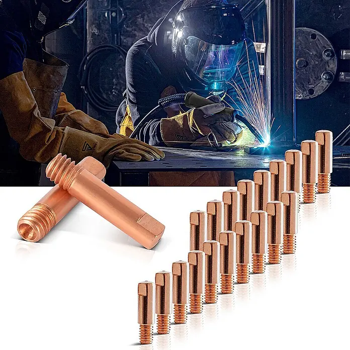 STAHLWERK 2 x Stromdüsen AK15 MB15 Kontaktdüsen M6x25 0,8 mm MIG MAG -  - Kupfer-Schweißbolzen mit einem schweißenden Arbeiter, der Funken erzeugt, im Hintergrund, illustrieren ihre Anwendung.
