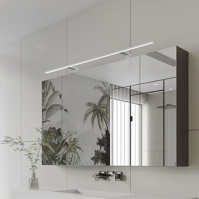 kalb LED Spiegelleuchte Spectraline 120cm 4000K Silbergrau -  - Moderner Spiegelschrank mit integrierter LED-Beleuchtung, tropischem Design und dunklem Rahmen, der eine Dusche spiegelt.
