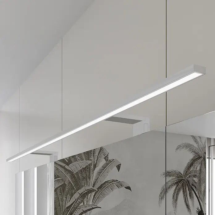 kalb LED Spiegelleuchte Spectraline 120cm 4000K Silbergrau -  - Weiße rechteckige LED-Linear-Pendelleuchte beleuchtet ein modernes Interieur mit Spiegelwänden und tropischem Muster.