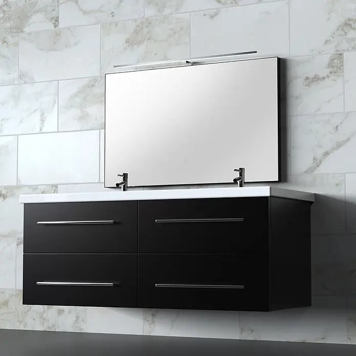 kalb Material für Möbel LED-Spiegelleuchte Innen - 15 W, L x B x H: 80 x 10 x 3,6 cm, Chrom - Schwarzer wandmontierter Badschrank mit weißer Arbeitsplatte, Chromgriffen und Spiegel mit Licht und zwei Armaturen.