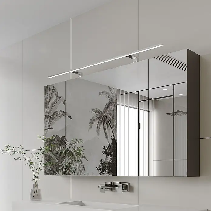 kalb LED Spiegelleuchte Spectraline 120cm 3000K Chrom -  - Moderner Badezimmerspiegelschrank mit integrierter linearer LED-Beleuchtung über einem Waschtisch, der eine Tropenwand und Dusche reflektiert.