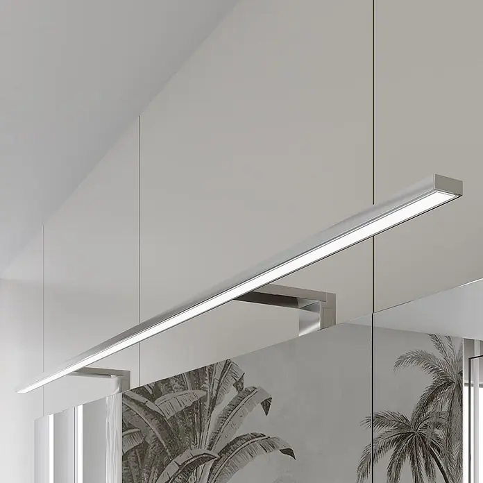 kalb LED Spiegelleuchte Spectraline 120cm 3000K Chrom -  - Schlanke, silberne LED-Lichtleiste über einem Spiegel montiert, sorgt für helle Beleuchtung.