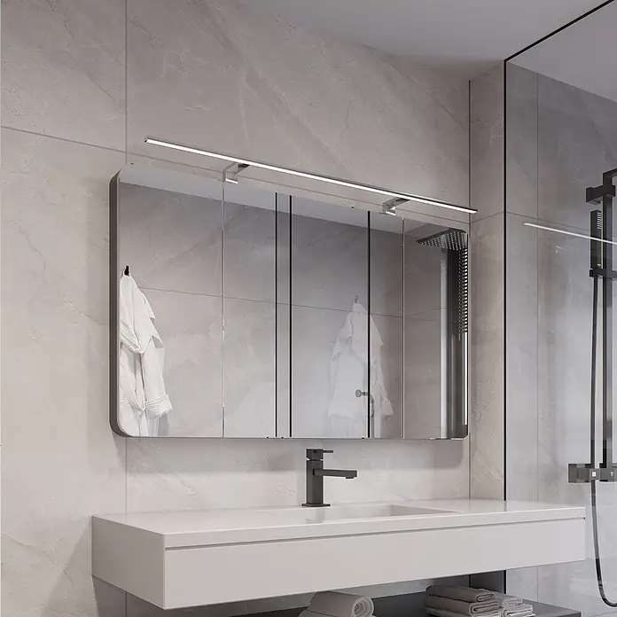 kalb LED Spiegelleuchte Spectraline 120cm 3000K Chrom -  - Modernes Badezimmer mit weißem Waschtisch, dunkler Armatur und großem Spiegelschrank mit integrierter LED-Lichtleiste.