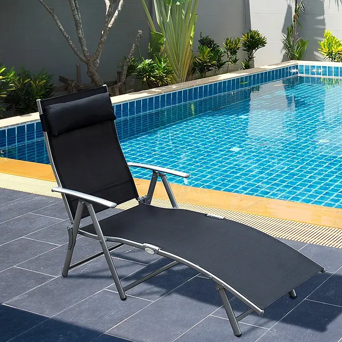 SONNENH Gartenliege - B x T: 137 x 63,5 cm, Schwarz, Metall, Klappbar - Eine schwarze, klappbare Chaiselongue mit silbernem Rahmen am Pool.