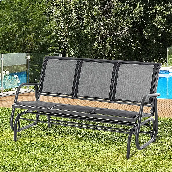 SONNENH Gartenbank Schaukelbank - B x T x H: 147 x 70 x 85 cm, Metallgestell mit atmungsaktivem Netzstoff, Schwarz - Dunkelgraue Dreisitzer-Schaukelbank aus Metall und Netzgewebe in einem Garten mit Pool.