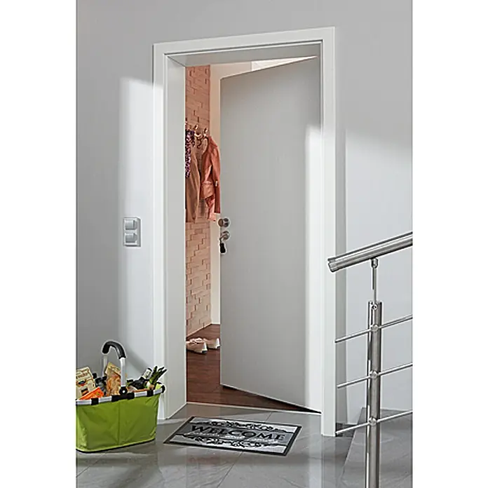 Kilsgaard Wohnungseingangstür Typ 52 SK1 KK2 - Klimaklasse nach RAL: II, 860 x 1.985 mm, DIN Anschlag: Links, Weiß lackiert, ähnlich RAL 9010 - Eine einladende Szene mit einer modernen, weiß gerahmten Tür, die zu einem hellen Innenraum führt. Ein Willkommensfußabtreter liegt davor.