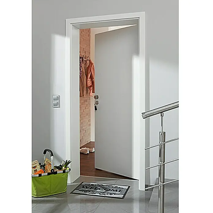 Kilsgaard Wohnungseingangstür Typ 52 SK1 KK3 - Klimaklasse nach RAL: III, 860 x 1.985 mm, DIN Anschlag: Links, Weiß lackiert, ähnlich RAL 9010 - Eine einladende Szene mit einer modernen, weiß gerahmten Tür, die zu einem hellen Innenraum führt. Ein Willkommensfußabtreter liegt davor.