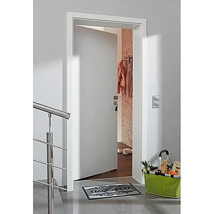 Kilsgaard Wohnungseingangstür Typ 52 SK1 KK2 - Klimaklasse nach RAL: II, 860 x 1.985 mm, DIN Anschlag: Rechts, Weiß lackiert, ähnlich RAL 9010 - Einladender Eingangsbereich mit offener, weißer Innentür, Fußmatte und Einkaufskorb.
