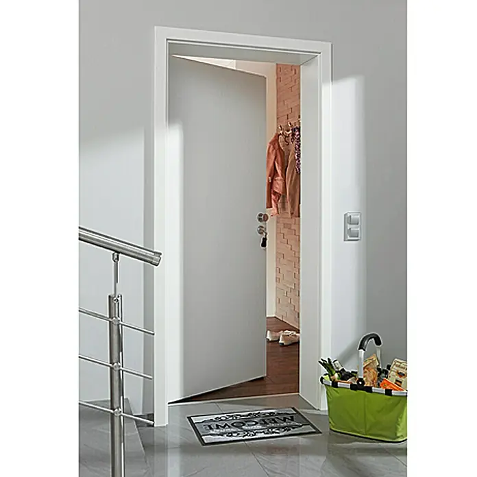 Kilsgaard Wohnungseingangstür Typ 52 SK1 KK3 - Klimaklasse nach RAL: III, 860 x 1.985 mm, DIN Anschlag: Rechts, Weiß lackiert, ähnlich RAL 9010 - Einladender Eingangsbereich mit offener, weißer Innentür, Fußmatte und Einkaufskorb.