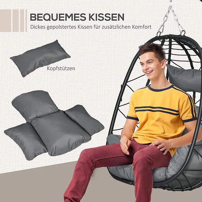SONNENH Hängesessel - L x B x H: 102 x 102 x 195 cm, Stahl, Schwarz - Mann entspannt in einem schwarzen Hänge-Ei-Stuhl mit dicken grauen Polsterkissen und Kopfstütze, weitere Kissen sind abgebildet.