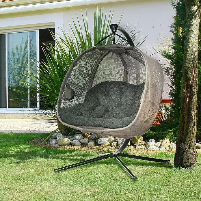 SONNENH Hängesessel - L x B x H: 132 x 126 x 172 cm, Stahl, Sandfarben - Hängesessel in braunem Flechtmaterial mit dunkelgrauen Kissen auf schwarzem Metallgestell für Entspannung im Freien.