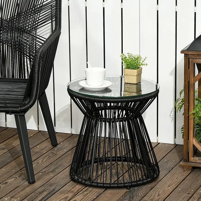 SONNENH Garten-Beistelltisch rund - Ø x H: 40 x 42 cm, PE-Rattan, pulverbeschichteter Metallrahmen und gehärtetes Glas, Schwarz - Schwarzer Seilgeflecht-Gartenstuhl und Beistelltisch mit Glasplatte auf Holzterrasse.