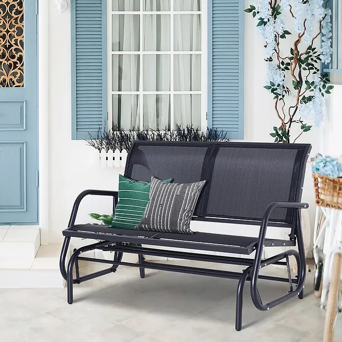 SONNENH Gartenbank Schaukelbank - B x T x H: 120 x 70 x 88 cm, Metallgestell mit atmungsaktivem Netzstoff, Schwarz - Dunkelgraue Outdoor-Schaukelbank aus Metall mit Netzbespannung und zwei Kissen auf einer Veranda.