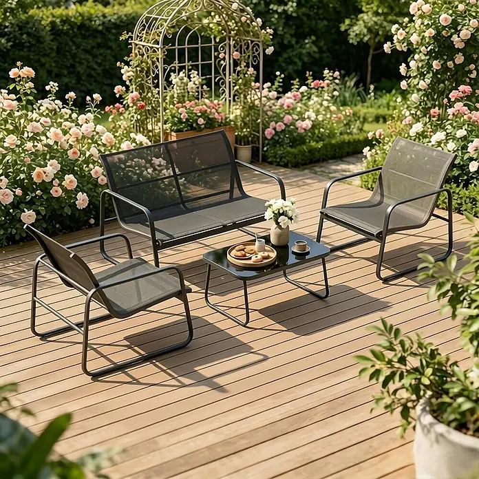 SONNENH Loungemöbel-Set - 4 -tlg., Pulverbeschichteter Stahl, gehärtetes Glas, Netzgewebe, Verstellbare Bodengleiter, Schwarz/Dunkelgrau - Dunkelgraue Metall-Gartensitzgruppe mit Netzbespannung, bestehend aus zwei Sesseln, einem Zweiersofa und einem Couchtisch, auf einer Holzterrasse.
