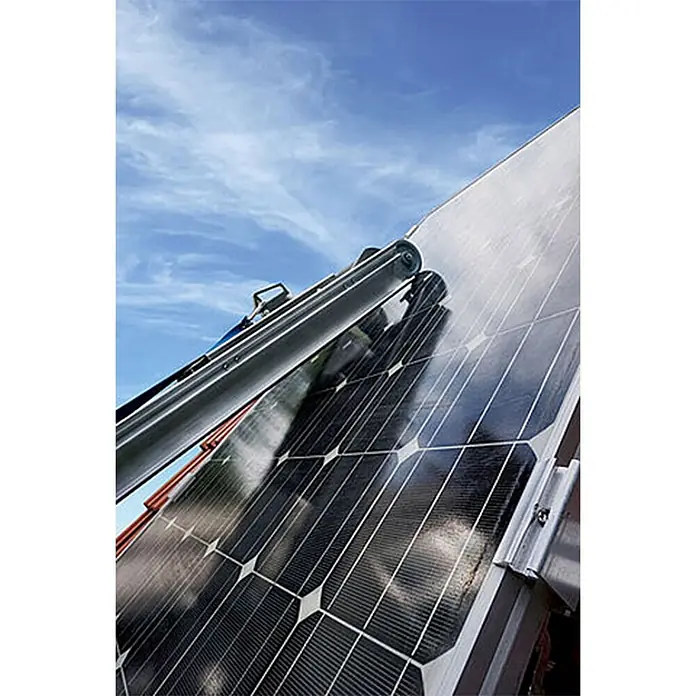 Mauderer Bavaria Wartungsleitern für Photovoltaik-Anlagen Leiterlänge 3,90m 14 Sprossen -  - Metallisches Solarpanel-Reinigungsgerät mit Rollen auf dunklen Solarpaneelen unter blauem Himmel.
