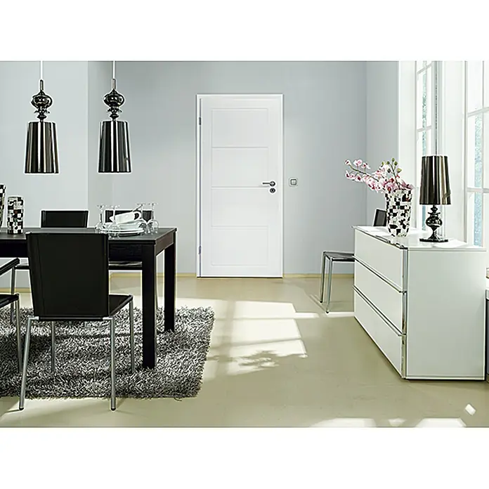 Kilsgaard Zimmertür Lines II - 860 x 1.985 mm, DIN Anschlag: Links, Weiß lackiert, ähnlich RAL 9010, Röhrenspan - Ein modernes Interieur mit einer eleganten weißen Tür, die sich nahtlos in das helle und minimalistische Design des Raumes einfügt.