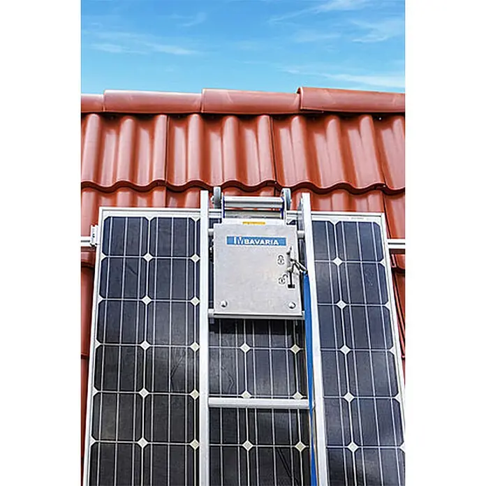 Mauderer Bavaria Wartungsleitern für Photovoltaik-Anlagen Leiterlänge 2,80m 10 Sprossen -  - IMBAVARIA Solarpanel-Hebesystem in Silber und Blau, zwischen zwei Solarmodulen auf einem roten Ziegeldach.