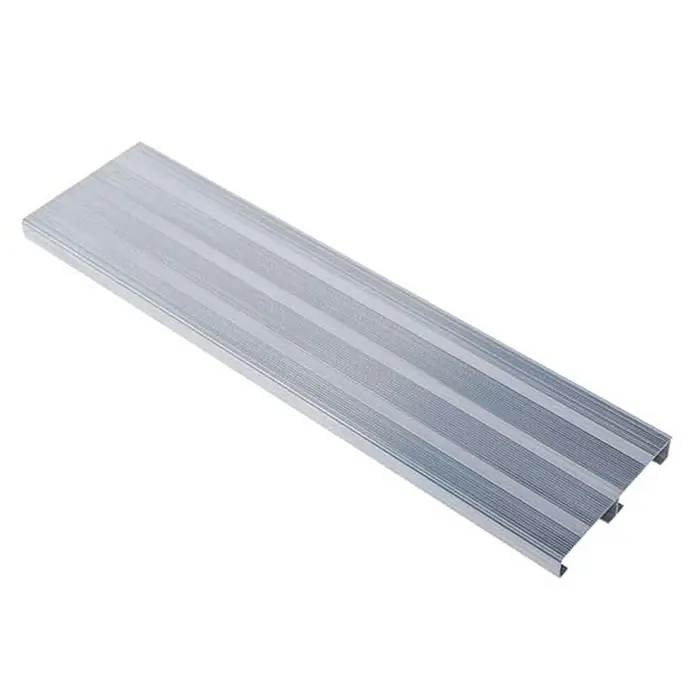 Zarges Treppenpodest 60° 800mm Stufenbreite 2 Stufen -  - Silberfarbene, geriffelte Aluminiumrampe mit Anti-Rutsch-Rillen.