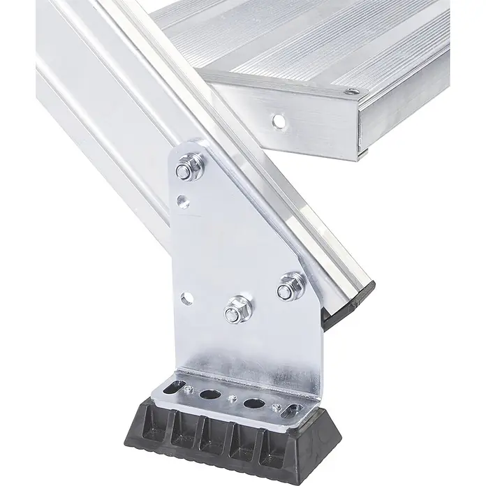 Zarges Treppenpodest 60° 1000mm Stufenbreite 4 Stufen -  - Nahaufnahme des Aluminium-Leiterbeins mit verschraubter Verbindung zu einer Stufe und schwarzem, gummiertem Antirutschfuß.