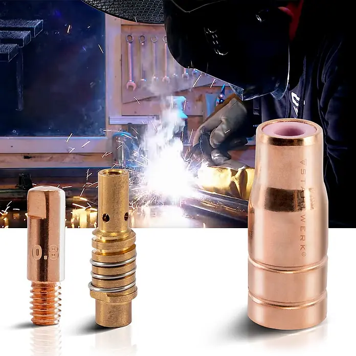 STAHLWERK FLUX Verschleißteile Set 23-tlg AK15/MB15 AK14/MB14 0,8 mm -  - Kupfer- und Messing-Schweißbrenner-Verschleißteile (Stromdüse, Gasverteiler, Gasdüse) mit Schweißer im Hintergrund.