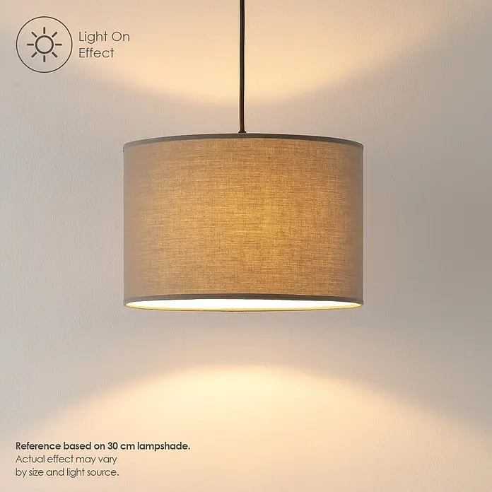 Home Sweet Home Lampenschirm Bling - Ø x H: 50 x 25 cm, Castlerock, Baumwolle, Rund - Hängender hellbrauner Leinen-Trommelschirm, beleuchtet, wirft warmes Licht nach oben und unten an eine strukturierte Wand.