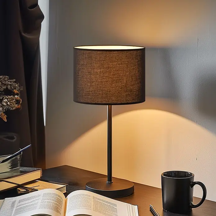 Home Sweet Home Lampenschirm Bling - Ø x H: 25 x 19 cm, Night Black, Baumwolle, Rund - Schwarze Tischlampe mit Stoffschirm, beleuchtet einen Schreibtisch mit offenem Buch und Tasse.