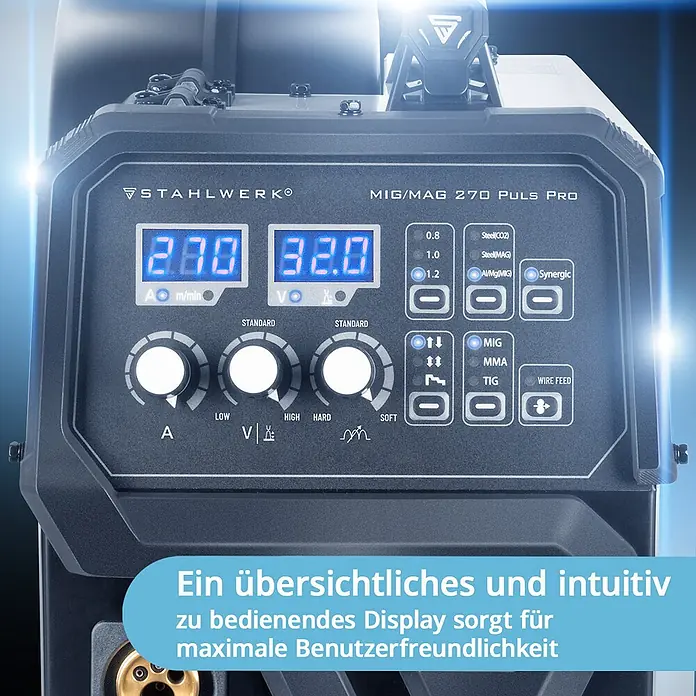 STAHLWERK Schweißgerät MIG 270 Puls Pro 4-in-1 Schweißgerät Pulsfunktion 270 A -  - Dunkelgraues Bedienfeld eines STAHLWERK MIG/MAG 270 PULS PRO Schweißgeräts mit blauen Digitalanzeigen, Drehknöpfen und Modusauswahltasten.