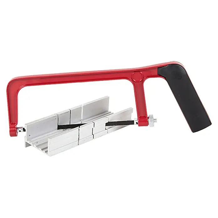 Alpha Tools Metallsäge mit Gehrungslade - 150 mm, 24 Stk. - Eine Bügelsäge mit einer roten Bügelsäge und einem schwarzen Griff, die in einer Gehrungslade mit Führungsnuten eingesetzt ist.