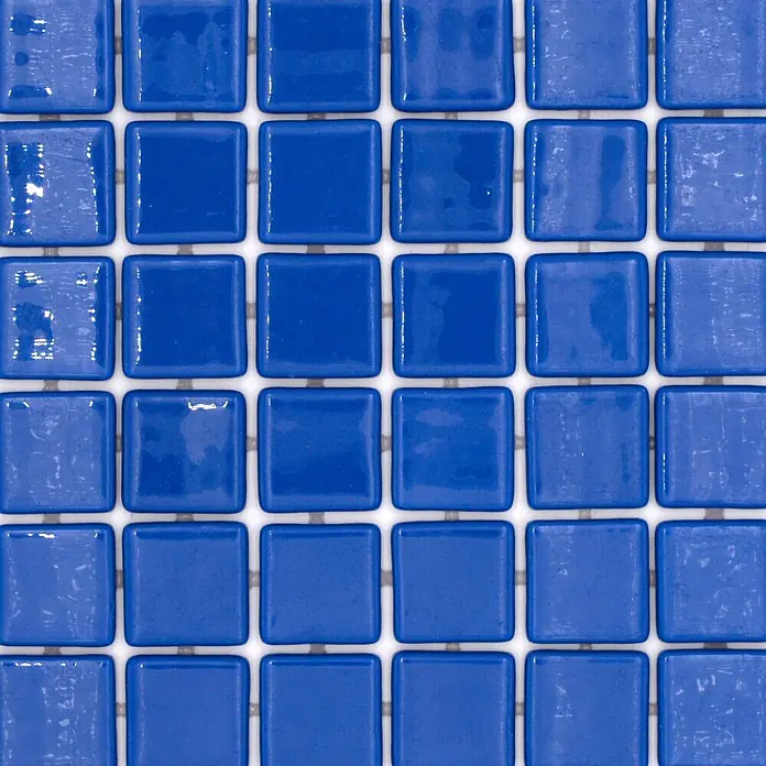 Mosaikfliese Quadrat Eco VP25916PUR - 31,6 x 31,6 cm, Glas, Petrol, Glänzend - Nahaufnahme von glänzenden blauen rautenförmigen Mosaikfliesen in einem Muster.