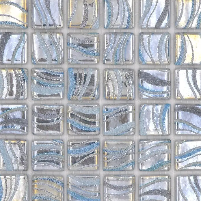 Mosaikfliese Quadrat Eco VP78254PUR - 31,6 x 31,6 cm, Grau, Glänzend - Nahaufnahme von schimmernden Glasmosaikfliesen in Silber und Blau mit strukturierten, irisierenden Streifen.