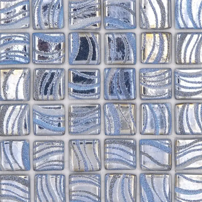 Mosaikfliese Quadrat Eco VP78250PUR - 31,6 x 31,6 cm, Glas, Blau, Glänzend - Silber-blaue Metallmosaikfliesen mit gestreiftem Texturmuster.