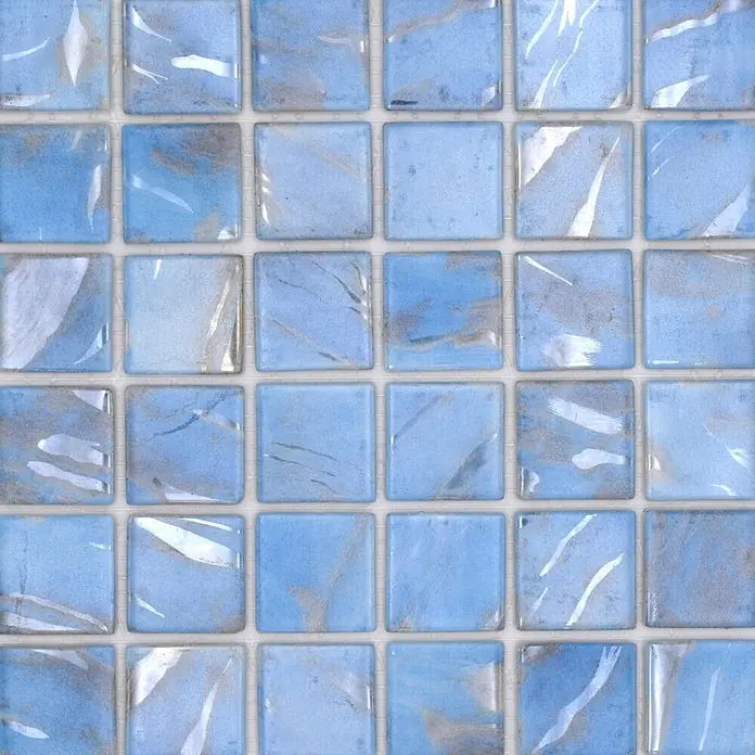 Mosaikfliese Quadrat Eco VP71382PUR - 31,6 x 31,6 cm, Glas, Hellblau, Glänzend - Blaue und graue rautenförmige Mosaikfliesen mit glänzender, schattierter Oberfläche.