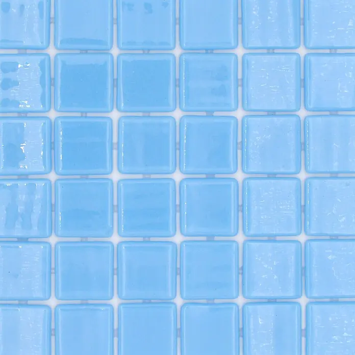 Mosaikfliese Quadrat Eco VP25102PUR - 31,6 x 31,6 cm, Glas, Hellblau, Glänzend - Glänzende hellblaue rautenförmige Mosaikfliesen in einem Muster angeordnet.