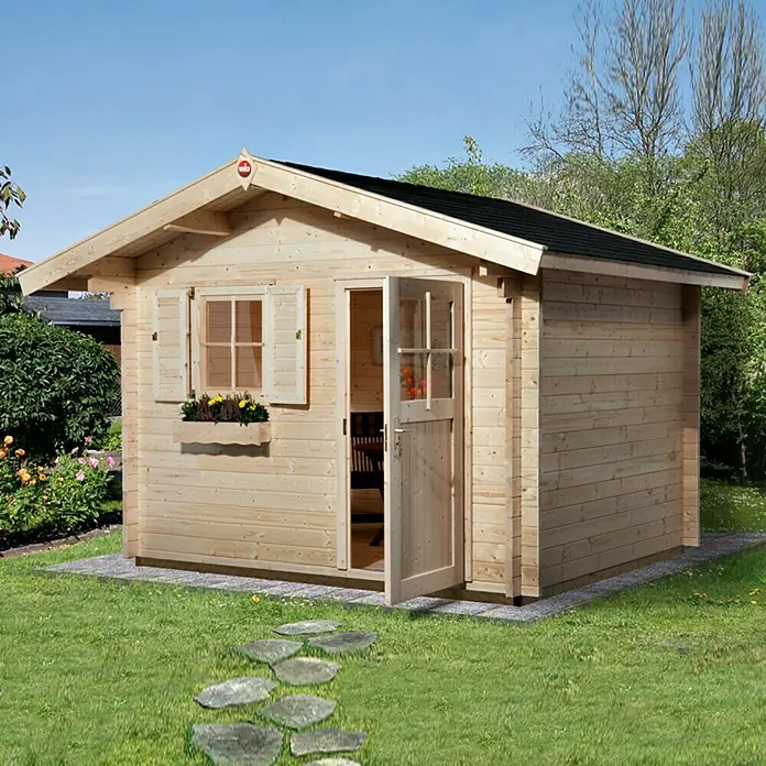 Weka Gartenhaus Napoli - Außenmaß inkl. Dachüberstand (B x T): 380 x 324 cm, Holz, Natur, 7,5 m² - Ein helles Holzgartenhaus mit schwarzem Dach und offenstehender Tür, umgeben von Grün und einem Steinweg.